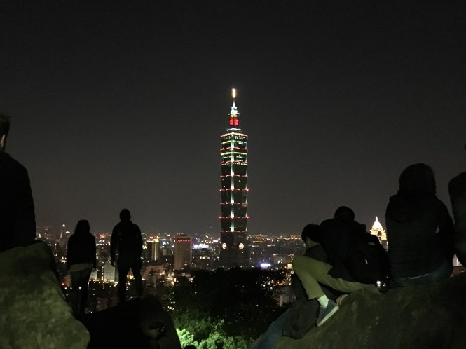 Taipei 101 Elephant Mountain crowds